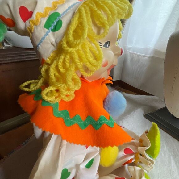 Vintage smiling happy sitting clown toy - Picture 4 of 13